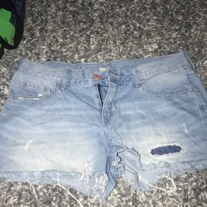 RIPPED JEANS SHORTS
